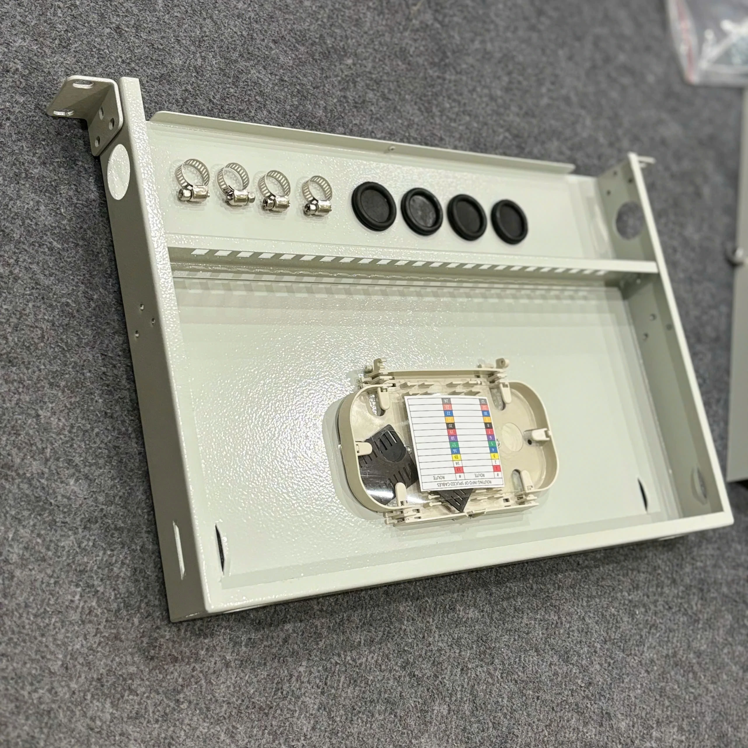 vo-odf-24fo-nap-mo-bat-rack (25)-1750475440.webp